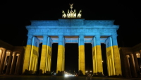 Brandenburger Tor in den Farben der Ukraine angestrahlt