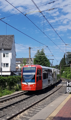 KVB-Stadtbahn an der Haltestelle "Dellbrück, Hauptstraße"
